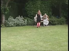 Porno prvý bozk zviesť chlap v erotický kostým