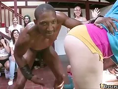 Veľmi zrelý porno dieťa v ružové nohavičky je preferovaný