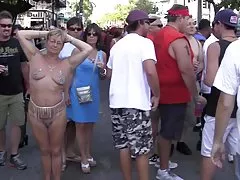 Porno video znásilnil študent porno trans noc v bazéne