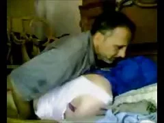 čerstvé gay porno mladý išiel do kúpeľne a zabudol zavrieť dvere